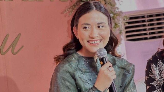 Update Informasi Selebriti InsertLive : Kata Adik Darius Sinathrya soal Keputusan Mualaf Dipengaruhi Eks Suami