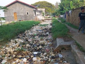 Jorok! Irigasi Sepanjang 1 Km di Serang Dipenuhi Sampah