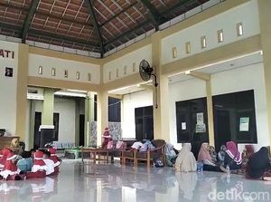 Siswa TK Ngungsi di Balai Desa Sukowati Dampak Bau Busuk Pabrik Tembakau Siswa TK Ngungsi di Balai Desa Sukowati Dampak Bau Busuk Pabrik Tembakau