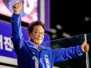 Video: Lee Jae-myung Jadi Presiden Korsel, Dulu Viral Panjat Pagar Parlemen Video: Lee Jae-myung Jadi Presiden Korsel, Dulu Viral Panjat Pagar Parlemen