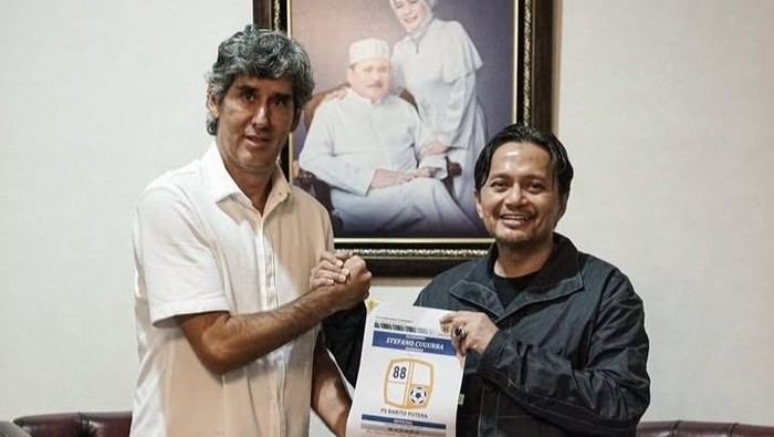 Stefano Teco Cugurra (kiri) resmi diperkenalkan menjadi instruktur Barito Putera untuk mengarungi Liga 2 ekspresi dominan 2025/2026.
