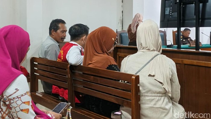 Suami Fenny Frans, Mustadir Dg Sila akan menjalani sidang putusan hari ini. Suami Fenny Frans, Mustadir Dg Sila akan menjalani sidang putusan hari ini.