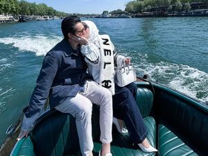 7 Foto Syahrini di Paris, Pamer Kemesraan Dengan Suami di Atas Perahu 7 Foto Syahrini di Paris, Pamer Kemesraan Dengan Suami di Atas Perahu