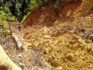 Jerit Warga Malinau: Jalur Udara Tutup, Jalur Darat Longsor Jerit Warga Malinau: Jalur Udara Tutup, Jalur Darat Longsor