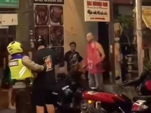 Viral! Dua WNA Berkelahi di Depan Kelab Malam Seminyak Viral! Dua WNA Berkelahi di Depan Kelab Malam Seminyak