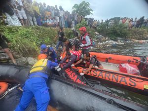 Selebgram di Kendari Tewas Usai Lompat dari Jembatan Teluk, Tim SAR Evakuasi Selebgram di Kendari Tewas Usai Lompat dari Jembatan Teluk, Tim SAR Evakuasi