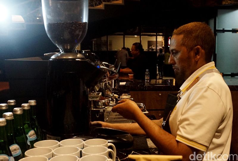 Umar Patek Eks Napiter Launching Kopi Ramu di kafe Heddon, Surabaya, Selasa (3/6/2025).
