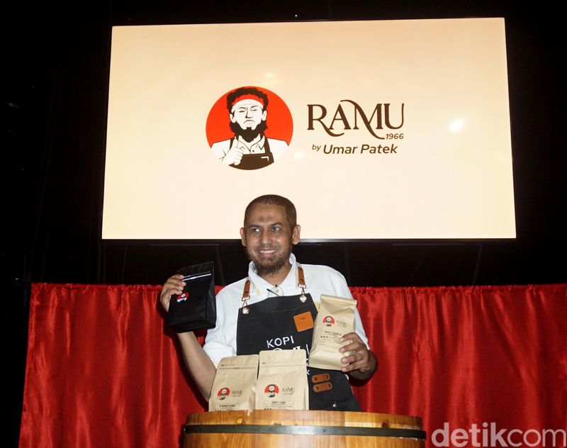 Umar Patek Eks Napiter Launching Kopi Ramu di kafe Heddon, Surabaya, Selasa (3/6/2025).