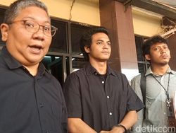 Tangan Diborgol, Vadel Menatap Sidang Kasus Asusila Anak di Bawah Umur