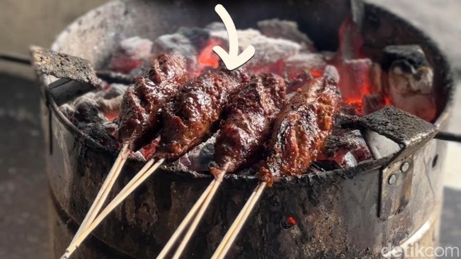 Video: Lembutnya Sate Buntel Legendaris dan Gak Bau Prengus