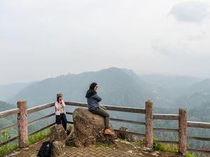 Wisatawan Menikmati Pesona Alam Tebing Keraton Bandung Wisatawan Menikmati Pesona Alam Tebing Keraton Bandung