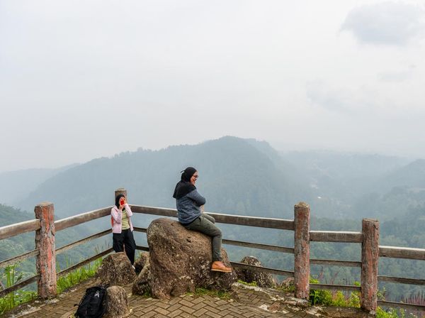Wisatawan Menikmati Pesona Alam Tebing Keraton Bandung