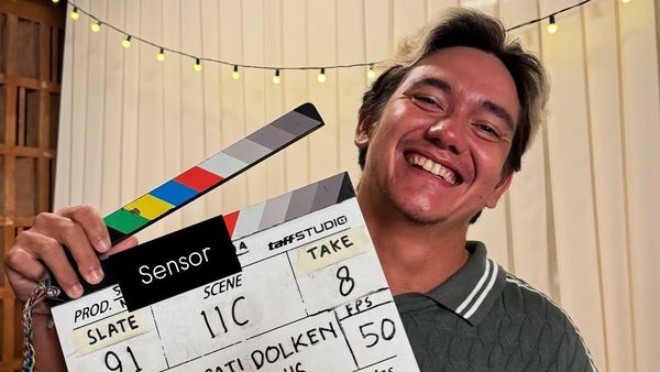 Yeay! Muka Happy Adipati Dolken Jadi Director Lagi