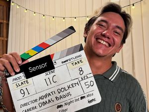 Yeay! Muka Happy Adipati Dolken Jadi Director Lagi Yeay! Muka Happy Adipati Dolken Jadi Director Lagi