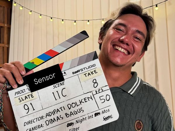 Yeay! Muka Happy Adipati Dolken Jadi Director Lagi