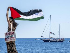 Demi Kemanusiaan, Aktivis Greta Thunberg Berlayar dari Italia ke Gaza Demi Kemanusiaan, Aktivis Greta Thunberg Berlayar dari Italia ke Gaza