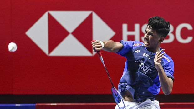 Pebulu tangkis tunggal putra Indonesia Alwi Farhan mengembalikan kok ke arah tunggal putra India Prannoy HS pada babak 32 besar Kapal Api Indonesia Open 2025 di Istora Senayan, Gelora Bung Karno, Jakarta, Selasa (3/6/2025). Alwi Farhan melaju ke babak 16 besar usai menang dengan skor 21-17, 21-18. ANTARA FOTO/Hafidz Mubarak A/tom.