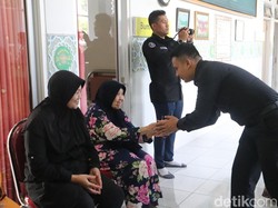 Sespimmen Polri Dikreg 65 Beri Bantuan Sosial ke Pondok Lansia Batu