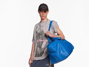 Balenciaga Gandeng Britney Spears, Kaus Kolaborasi Dijual Rp 17 Juta