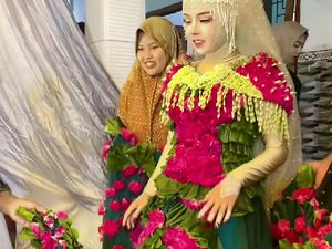 Unik! Pengantin Jember Ini Pakai Gaun Pernikahan dari Daun dan Bunga Asli Unik! Pengantin Jember Ini Pakai Gaun Pernikahan dari Daun dan Bunga Asli