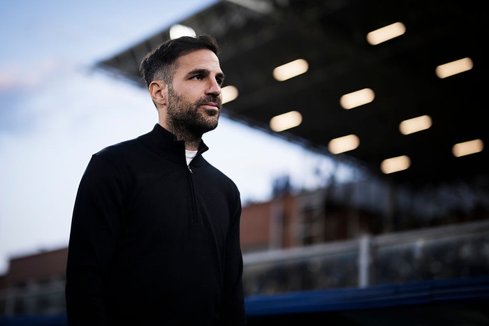 STADIO GIUSEPPE SINIGAGLIA, COMO, ITALY - 2025/05/23: Cesc Fabregas, head coach of Como 1907, looks on prior to the Serie A football match between Como 1907 and FC Internazionale. FC Internazionale won 2-0 over Como 1907. (Photo by Nicolò Campo/LightRocket via Getty Images)
