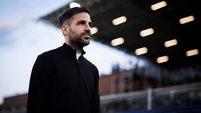 STADIO GIUSEPPE SINIGAGLIA, COMO, ITALY - 2025/05/23: Cesc Fabregas, head coach of Como 1907, looks on prior to the Serie A football match between Como 1907 and FC Internazionale. FC Internazionale won 2-0 over Como 1907. (Photo by Nicolò Campo/LightRocket via Getty Images)
