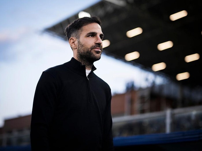 STADIO GIUSEPPE SINIGAGLIA, COMO, ITALY - 2025/05/23: Cesc Fabregas, head coach of Como 1907, looks on prior to the Serie A football match between Como 1907 and FC Internazionale. FC Internazionale won 2-0 over Como 1907. (Photo by Nicolò Campo/LightRocket via Getty Images)