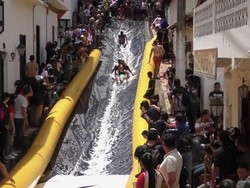 Video Warga Kolombia Sulap Jalanan Jadi Seluncuran Raksasa, Seru Banget!