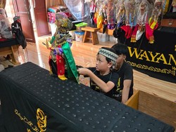Pertunjukan Memukau Dalang Cilik John Ismail Ajen