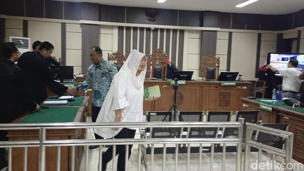 Eks Wali Kota Semarang Hevearita Gunaryanti Rahayu (Ita) dan suaminya, Alwin Basri di Pengadilan Tipikor Semarang, Rabu (4/6/2025).