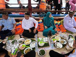 Cerita Gubernur Wahid Makan Beghanyut Sambil Menyusuri Sungai Siak Cerita Gubernur Wahid Makan Beghanyut Sambil Menyusuri Sungai Siak