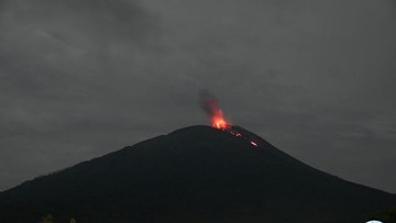 Image of: Gunung Ile Lewotolok di NTT Meletus, Memuntahkan Lava hingga 300 Meter