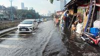 Hujan Deras, Jalan Samping Underpass Mampang-Kuningan Tergenang
