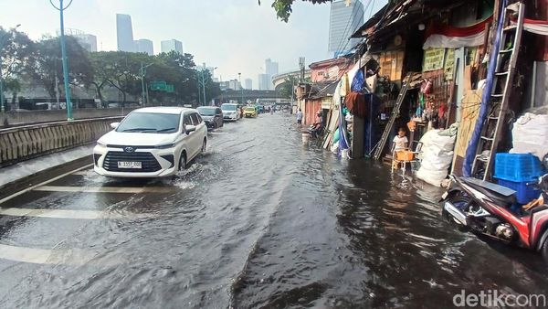 Hujan Deras, Jalan Samping Underpass Mampang-Kuningan Tergenang