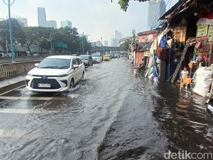 Hujan Deras, Jalan Samping Underpass Mampang-Kuningan Tergenang Hujan Deras, Jalan Samping Underpass Mampang-Kuningan Tergenang