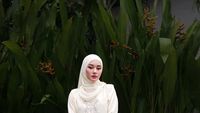 7 Inspirasi Outfit Salat Idul Adha 2025 dari Selebriti, Simple Tapi Cantik