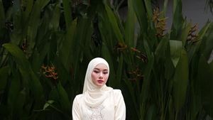7 Inspirasi Outfit Salat Idul Adha 2025 dari Selebriti, Simple Tapi Cantik