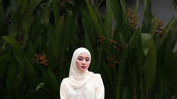7 Inspirasi Outfit Salat Idul Adha 2025 dari Selebriti, Simple Tapi Cantik