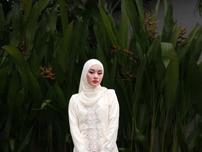 7 Inspirasi Outfit Salat Idul Adha 2025 dari Selebriti, Simple Tapi Cantik