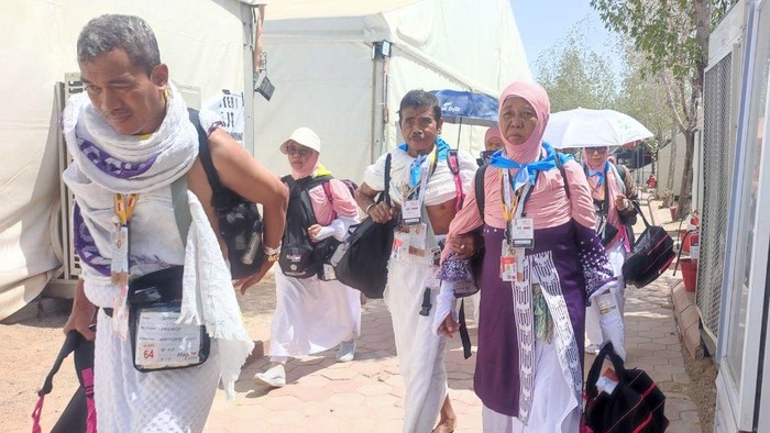 Jemaah haji Indonesia mulai datang di Arafah. Jemaah haji akan mengikuti wukuf yang dilaksanakan besok. (Dok Media Center Haji 2025). Jemaah haji Indonesia mulai datang di Arafah. Jemaah haji akan mengikuti wukuf yang dilaksanakan besok. (Dok Media Center Haji 2025).