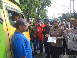 Tiga Sopir Truk ODOL di Jombang Dititipi Surat Cinta Buat Bos Mereka