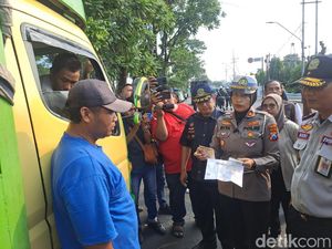 Tiga Sopir Truk ODOL di Jombang Dititipi Surat Cinta Buat Bos Mereka Tiga Sopir Truk ODOL di Jombang Dititipi Surat Cinta Buat Bos Mereka