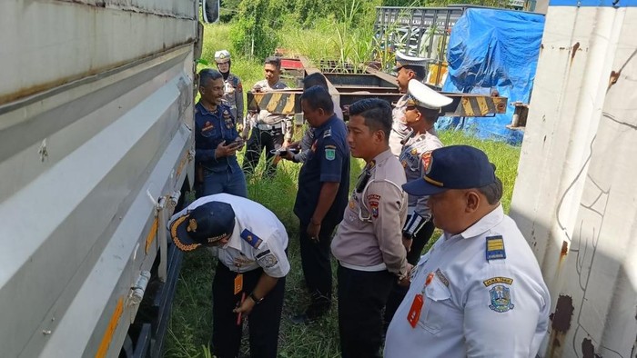 Petugas menyidik truk yang menjadi pemicu kecelakaan horor di Exit Tol Purwodadi