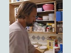 Pria Ini Bangga Jadi Bapak Rumah Tangga Urus 6 Anak, Istri yang Bekerja