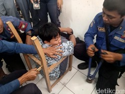 Siswa di Sumedang Nyangkut di Kursi Sekolah, Damkar Turun Tangan