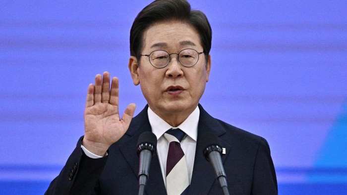 Korea Selatan Resmi Miliki Presiden Baru, Namanya Lee Jae-myung South Koreas President Lee Jae-myung delivers a speech after taking his oath during his inauguration ceremony at the National Assembly in Seoul on June 4, 2025. ANTHONY WALLACE/Pool via REUTERS
