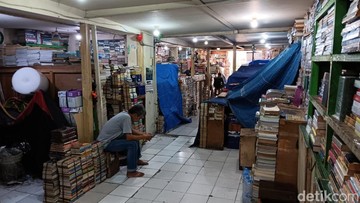 Jakarta Pusat: Nasib Penjual Buku, Menatap Layar Hampa.