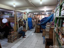 Bisnis Buku di Jakpus Kian Tak Laku, Penjual Hanya Bisa Menatap Layar HP