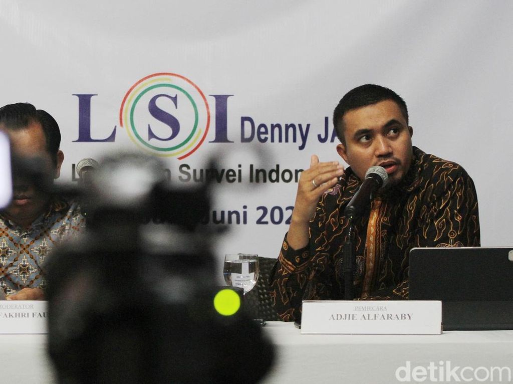 LSI Denny JA: Lapangan Pekerjaan Rapor Merah Prabowo-Gibran LSI Denny JA: Lapangan Pekerjaan Rapor Merah Prabowo-Gibran