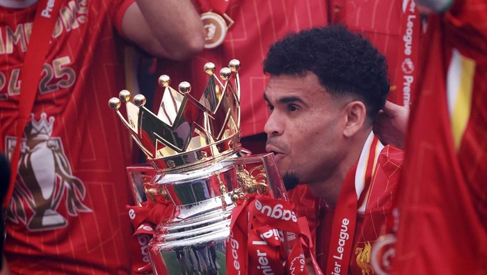 Luis Diaz Soccer Football - Premier League - Liverpool v Crystal Palace - Anfield, Liverpool, Britain - May 25, 2025 Liverpools Luis Diaz celebrates with the trophy after winning the Premier League REUTERS/Phil Noble EDITORIAL USE ONLY. NO USE WITH UNAUTHORIZED AUDIO, VIDEO, DATA, FIXTURE LISTS, CLUB/LEAGUE LOGOS OR LIVE SERVICES. ONLINE IN-MATCH USE LIMITED TO 120 IMAGES, NO VIDEO EMULATION. NO USE IN BETTING, GAMES OR SINGLE CLUB/LEAGUE/PLAYER PUBLICATIONS. PLEASE CONTACT YOUR ACCOUNT REPRESENTATIVE FOR FURTHER DETAILS..